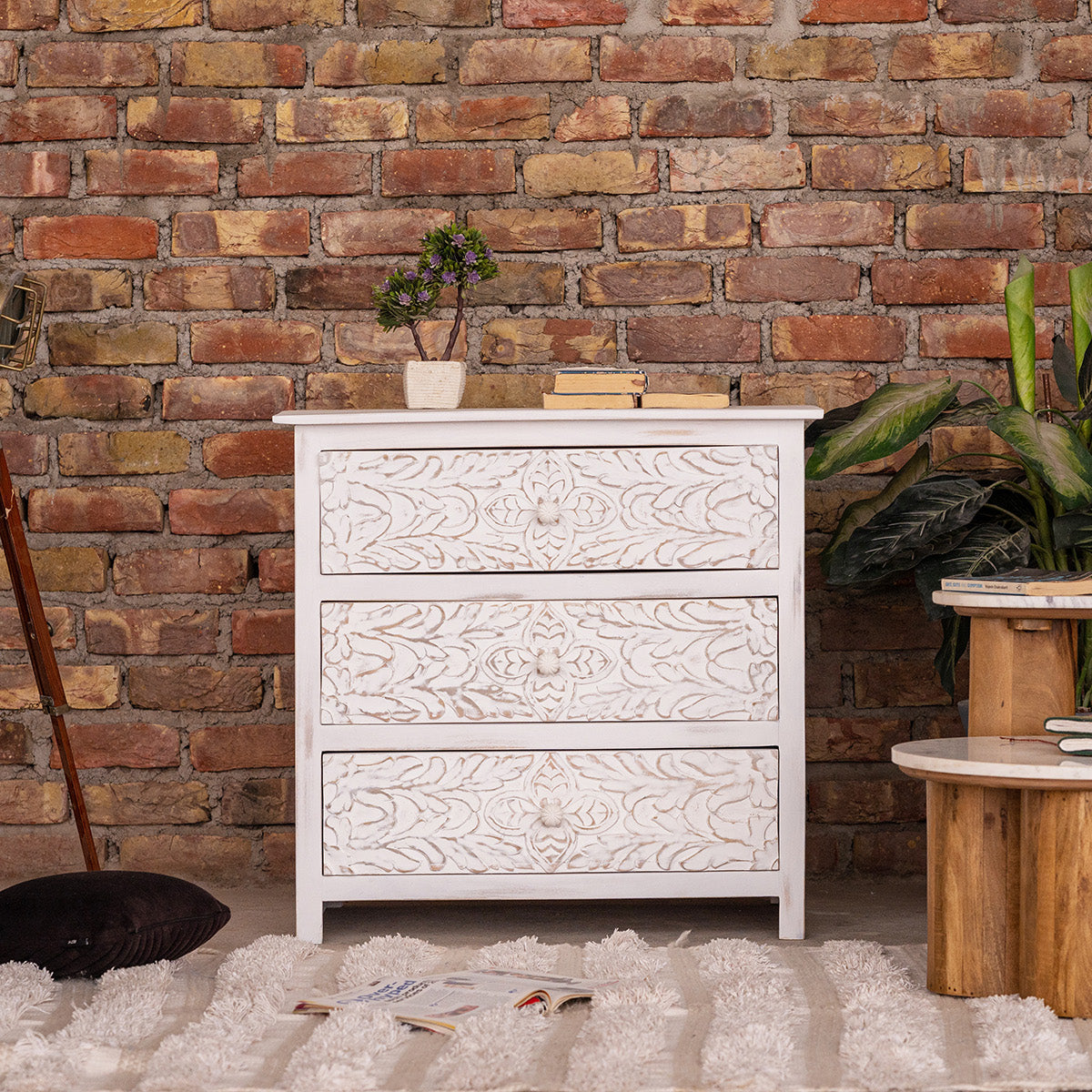 Eistedd Chest of Drawers